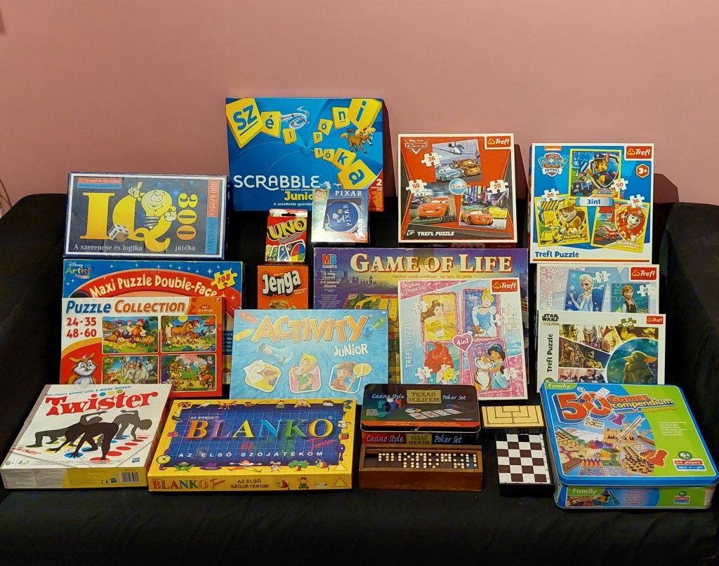 A JátékMesterek Csapata rengeteg ügyességi-, fejlesztő- és logikai társasjátékkal rendelkezik. Bérelj tőlünk játékot családi- vagy céges rendezvényekre és animátort is biztosítunk a gondtalan és gördülékeny játékmenethez!